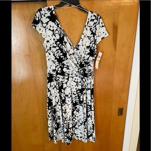 Maggy London Floral V-Neck Fit & Flare Floral Dress - Size 14 NWT